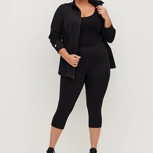 NWT NIP Torrid Performance Core Capri Leggings with POCKETS